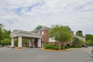 un hotel frente a un edificio con aparcamiento en Holiday Inn Express Hotel & Suites Lafayette, an IHG Hotel, en Lafayette