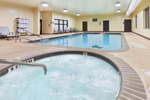 een groot binnenzwembad met een hot tub bij Holiday Inn Express & Suites Lubbock Southwest – Wolfforth, an IHG Hotel in Lubbock