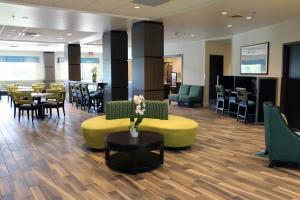 En restaurant eller et andet spisested på Holiday Inn Express & Suites - Hendersonville SE - Flat Rock, an IHG Hotel