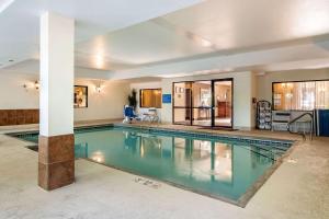 - une grande piscine dans une maison avec piscine dans l'établissement Comfort Inn & Suites Suwanee - Sugarloaf, à Suwanee