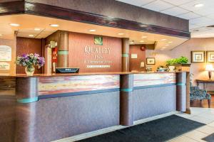 un hall d'un hôpital avec un comptoir de réception dans l'établissement Quality Inn and Conference Center, à Springfield
