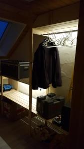 Zimmer mit einem Etagenbett und einem offenen Schrank in der Unterkunft Kaline 1 in Wildflecken
