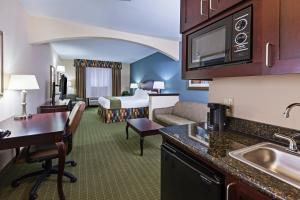 Nhà bếp/bếp nhỏ tại Holiday Inn Express Hotel & Suites Henderson - Traffic Star, an IHG Hotel