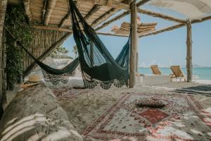 Cette chambre dispose d'un hamac sur la plage. dans l'établissement Éteka Slow Beach Hotel Adults Only, à Carthagène des Indes