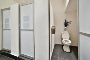 ein Bad mit einem WC in einer Kabine in der Unterkunft Hostal Ten to Ten Puerto Vallarta in Puerto Vallarta