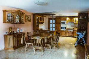 eine Küche mit einem Tisch und Stühlen im Zimmer in der Unterkunft Dom nad Białką in Bystra