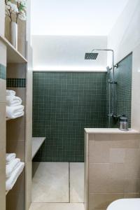 Koupelna v ubytování 2E Stylish Bright Apartment Sevilla Downtown Azofaifo + 22 fotografií