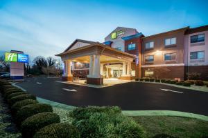 un hotel con un cenador en un aparcamiento en Holiday Inn Express & Suites Rocky Mount Smith Mountain Lake, an IHG Hotel, en Rocky Mount