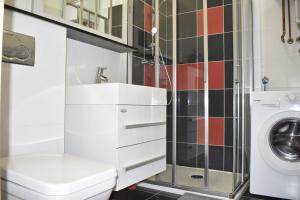 ein Badezimmer mit Waschbecken und Waschmaschine in der Unterkunft Apartment Tino in Zagreb + 25 Fotos