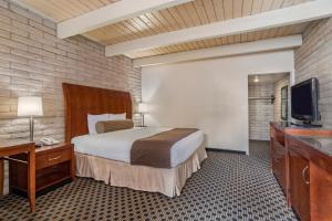 a hotel room with a bed and a television at Kayenta Monument Valley Inn in Kayenta