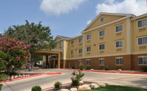 um grande edifício de apartamentos com um pátio em Holiday Inn Express Hotel & Suites San Antonio-Airport North, an IHG Hotel em San Antonio