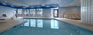 The swimming pool at or close to Holiday Inn Express Hotel & Suites Coeur D'Alene I-90 Exit 11, an IHG Hotel