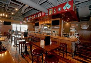 Lounge o bar area sa Holiday Inn & Suites Sioux Falls - Airport, an IHG Hotel