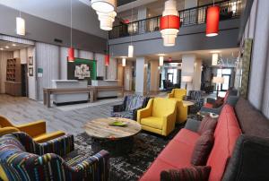 una hall con divani, sedie e tavolo di Holiday Inn & Suites Sioux Falls - Airport, an IHG Hotel a Sioux Falls