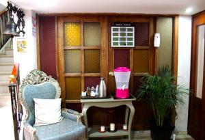 a room with a chair and a blender on a table at Rio Hotel in Riobamba