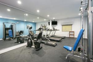 ein Fitnessstudio mit Laufbändern und Crosstrainern in der Unterkunft Holiday Inn Express and Suites Houston North - IAH Area by IHG in Houston