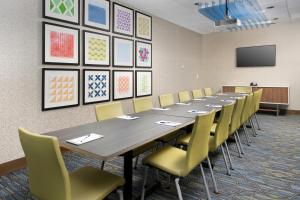 una sala de conferencias con una mesa larga y sillas en Holiday Inn Express & Suites San Antonio North-Windcrest, an IHG Hotel en San Antonio