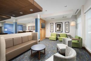 eine Lobby mit einem Sofa, Stühlen und einem Tisch in der Unterkunft Holiday Inn Express & Suites San Antonio North-Windcrest, an IHG Hotel in San Antonio