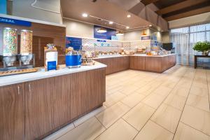 Kuchyň nebo kuchyňský kout v ubytování Holiday Inn Express Hotel & Suites Pasco-TriCities by IHG