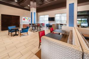 Area lounge atau bar di Holiday Inn Express Hotel & Suites Pasco-TriCities, an IHG Hotel