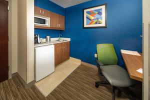Kuchyň nebo kuchyňský kout v ubytování Holiday Inn Express Hotel & Suites Pasco-TriCities by IHG