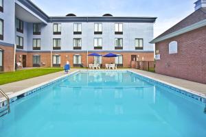 une grande piscine en face d'un bâtiment dans l'établissement Holiday Inn Express Hotel and Suites Harrington - Dover Area, an IHG Hotel, à Harrington