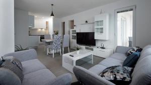 Televízia a/alebo spoločenská miestnosť v ubytovaní Apartments Mikas