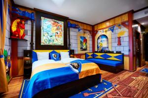 1 Schlafzimmer mit 2 Betten in einem Zimmer mit Wandbild in der Unterkunft LEGOLAND Castle Hotel in Billund