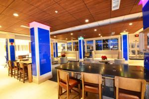 a lobby with a bar and tables and chairs at Holiday Inn Express & Suites Toledo South - Perrysburg by IHG in Perrysburg Heights