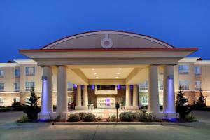 ein Gebäude mit einem großen Pavillon davor in der Unterkunft Holiday Inn Express Hotel Winona North, an IHG Hotel in Winona