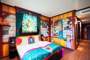 Ein Bett oder Betten in einem Zimmer der Unterkunft LEGOLAND Castle Hotel