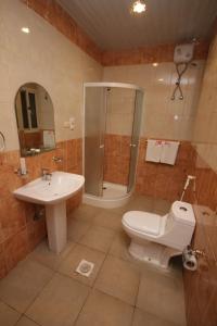Ένα μπάνιο στο Al Thanaa Alraqi Furnished Apartments