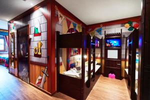Ein Bett oder Betten in einem Zimmer der Unterkunft LEGOLAND Castle Hotel
