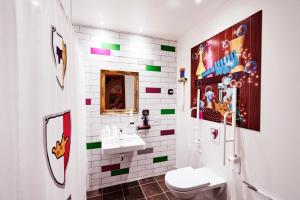 ein Badezimmer mit Waschbecken und Toilette in der Unterkunft LEGOLAND Castle Hotel in Billund