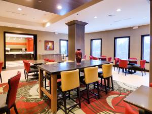 een eetkamer met een tafel en stoelen bij Holiday Inn Express & Suites Plymouth - Ann Arbor Area, an IHG Hotel in Plymouth