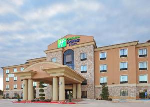 パリスにあるHoliday Inn Express Hotel & Suites Paris by IHGの上に看板があるホテルの建物