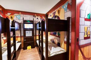 Ein Bett oder Betten in einem Zimmer der Unterkunft LEGOLAND Castle Hotel