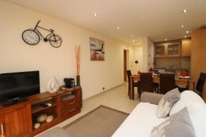 una sala de estar con una bicicleta en la pared en Alsol, en Quarteira