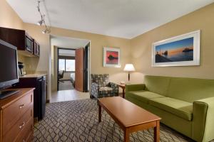 ダルースにあるHoliday Inn & Suites Duluth-Downtown by IHGのソファとテレビのあるリビングルーム