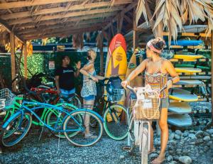 Eine Frau steht neben einem Haufen Surfbretter in der Unterkunft Selina Puerto Viejo in Puerto Viejo