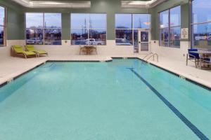 una grande piscina con acqua blu in un edificio di Holiday Inn Express & Suites - Sterling Heights-Detroit Area by IHG a Sterling Heights