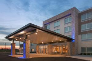 un rendering di un edificio con una facciata illuminata di Holiday Inn Express & Suites - Sterling Heights-Detroit Area by IHG a Sterling Heights