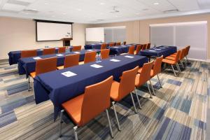 una sala conferenze con tavoli, sedie e una lavagna di Holiday Inn Express & Suites - Sterling Heights-Detroit Area by IHG a Sterling Heights Altre 30 foto