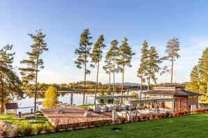 dom na wodzie z dokiem w obiekcie Lipno - Lakeside Village - Větrník w mieście Frymburk