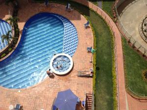 Výhled na bazén z ubytování ALTO DEL FONCE APTO 402F nebo okolí