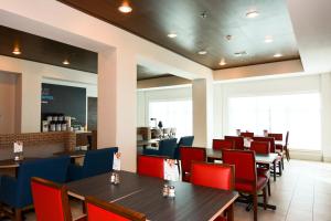 une salle à manger avec des tables et des chaises rouges dans l'établissement Holiday Inn Express Rolla, an IHG Hotel, à Rolla