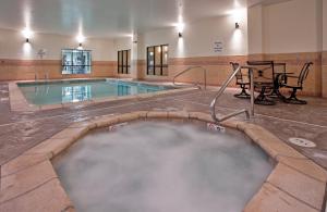 une grande piscine d'eau avec une table en face dans l'établissement Holiday Inn Express Rolla, an IHG Hotel, à Rolla