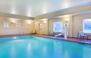 a pool with blue water in a hotel room at Holiday Inn Express & Suites Murphy, an IHG Hotel in Murphy