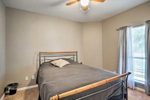 ein Schlafzimmer mit Bett und Deckenventilator in der Unterkunft Pet-Friendly Family Home in Hutto with Private Yard! in Hutto