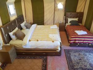 Voodi või voodid majutusasutuse Merzouga Activities Camp toas
